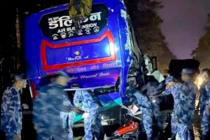 चितवनमा यात्रुवाहक बस र ट्रक आपसमा ठाेक्किदा ३३ जना घाईते